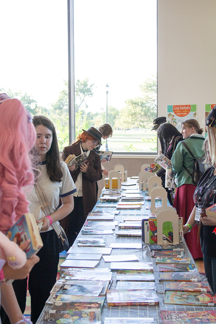 Cosplayers browsing mangas